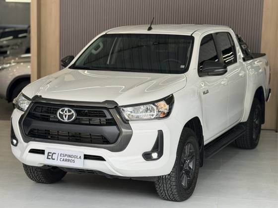 TOYOTA HILUX 2.8 D-4D TURBO DIESEL CD SR 4X4 AUTOMÁTICO